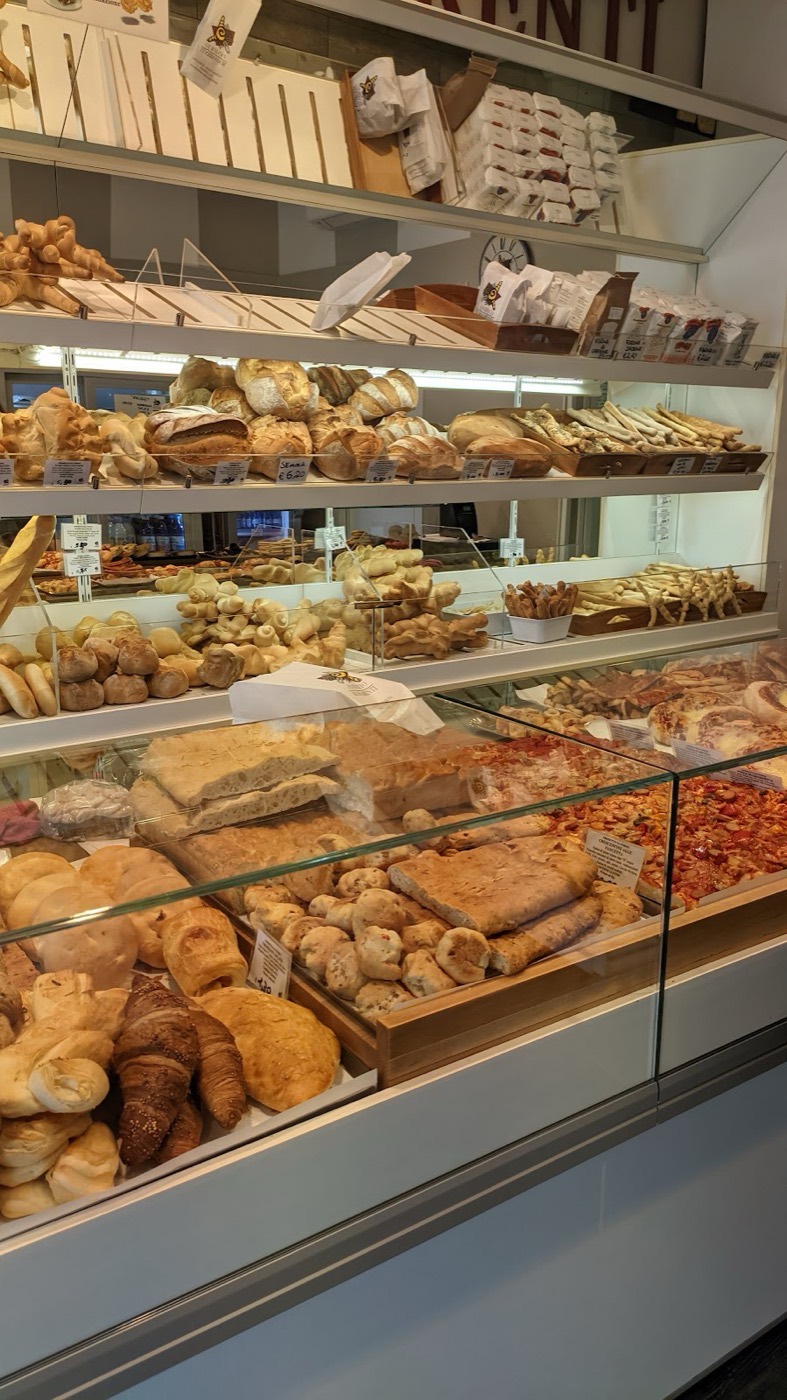 Vetrina con paste, croissant e dolci da forno