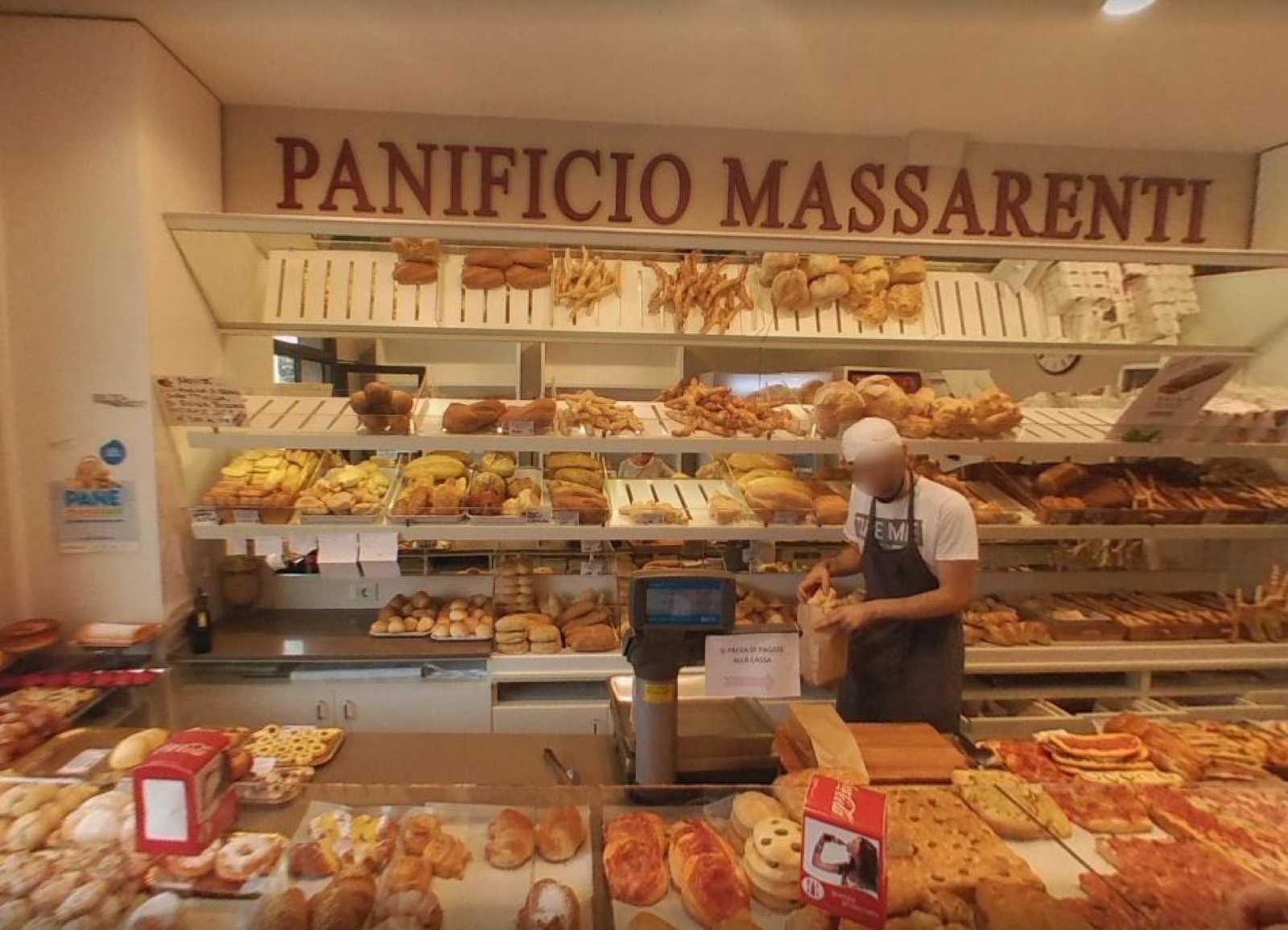 L'interno del Panificio Massarenti con l'insegna e gli scaffali del pane