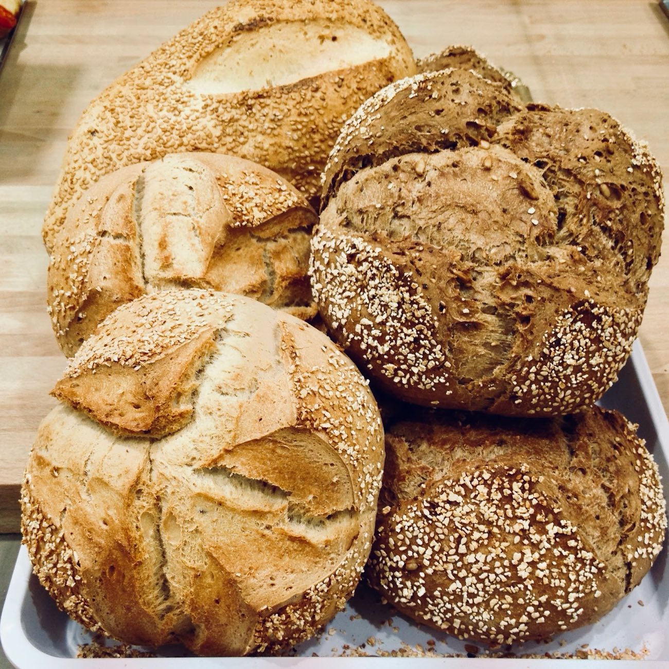 Pagnotte di pane appena sfornate su un vassoio