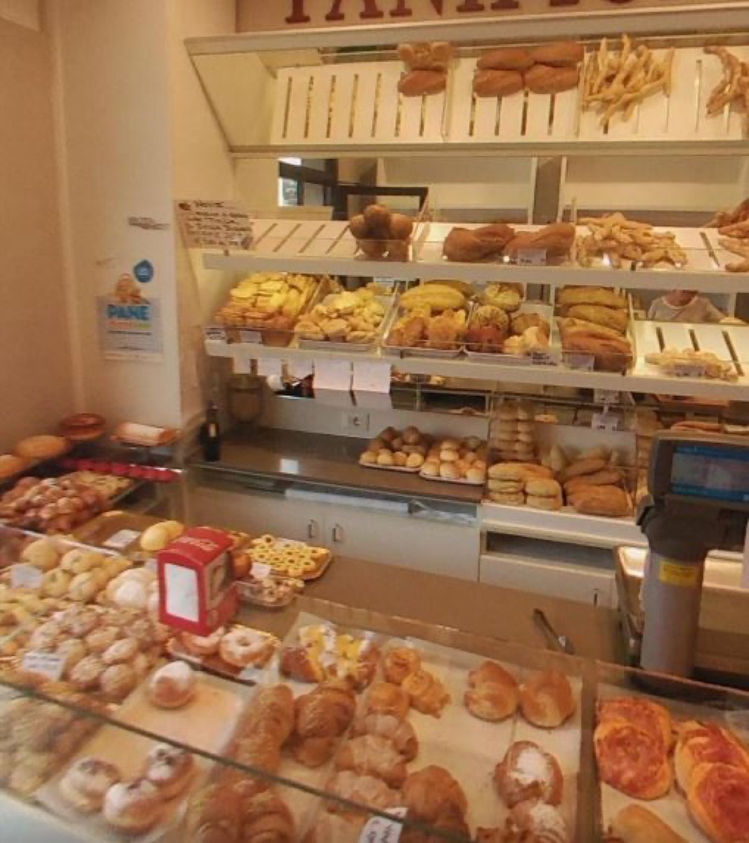 Scaffali con il pane e i salati esposti
